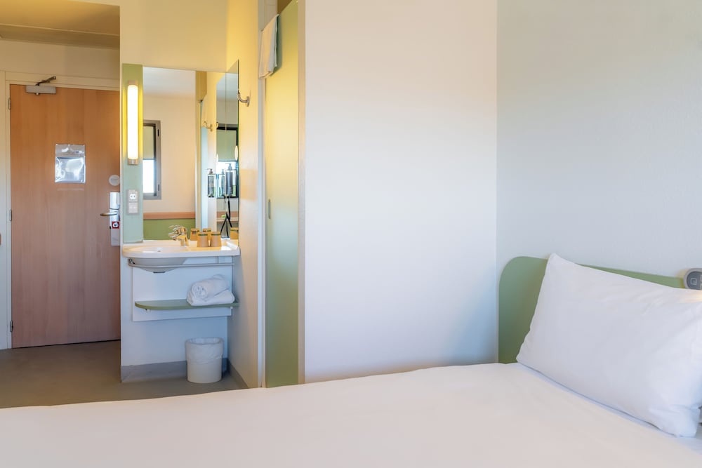 Habitación, 1 cama doble del hotel Ibis Budget Madrid Vallecas. Foto 10