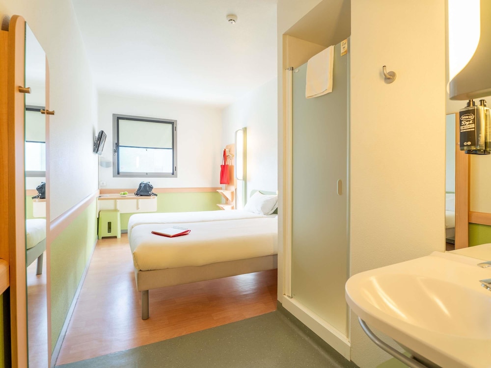 Habitación con 2 camas individuales, 2 camas individuales del hotel Ibis Budget Madrid Vallecas. Foto 2