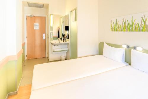 Habitación Doble - 2 camas del hotel Ibis Budget Madrid Calle Alcalá. Foto 6