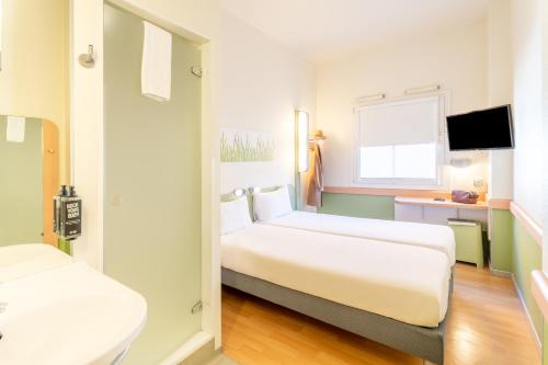 Habitación Doble - 2 camas del hotel Ibis Budget Madrid Calle Alcalá. Foto 11