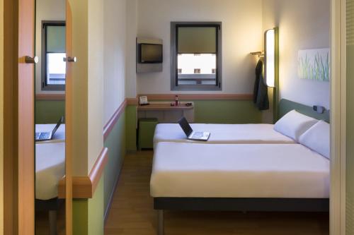 Habitación Doble - 2 camas del hotel Ibis Budget Madrid Centro Las Ventas. Foto 5
