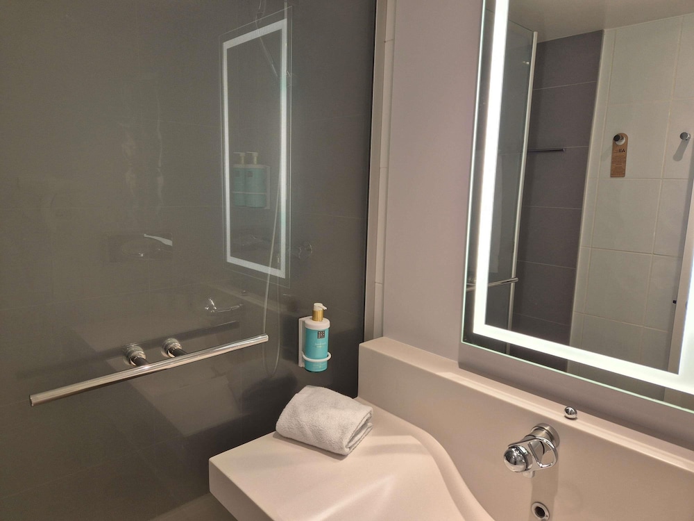 Habitación doble superior del hotel Novotel Bordeaux Centre Ville. Foto 6