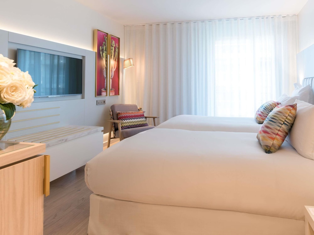 Habitación DELUXE, 1 cama queen size, balcón del hotel Croisette Beach Cannes - Mgallery. Foto 2