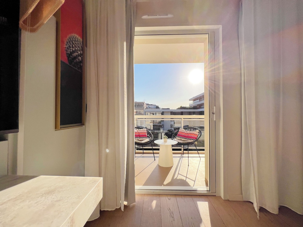 Habitación DELUXE, 1 cama queen size, balcón del hotel Croisette Beach Cannes - Mgallery. Foto 9