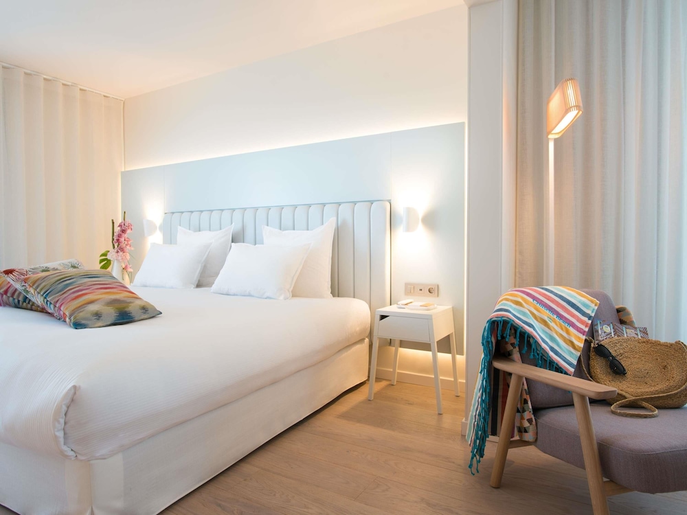SUITE JUNIOR 1 cama king size o 2 camas individuales, 1 sofá cama doble del hotel Croisette Beach Cannes - Mgallery