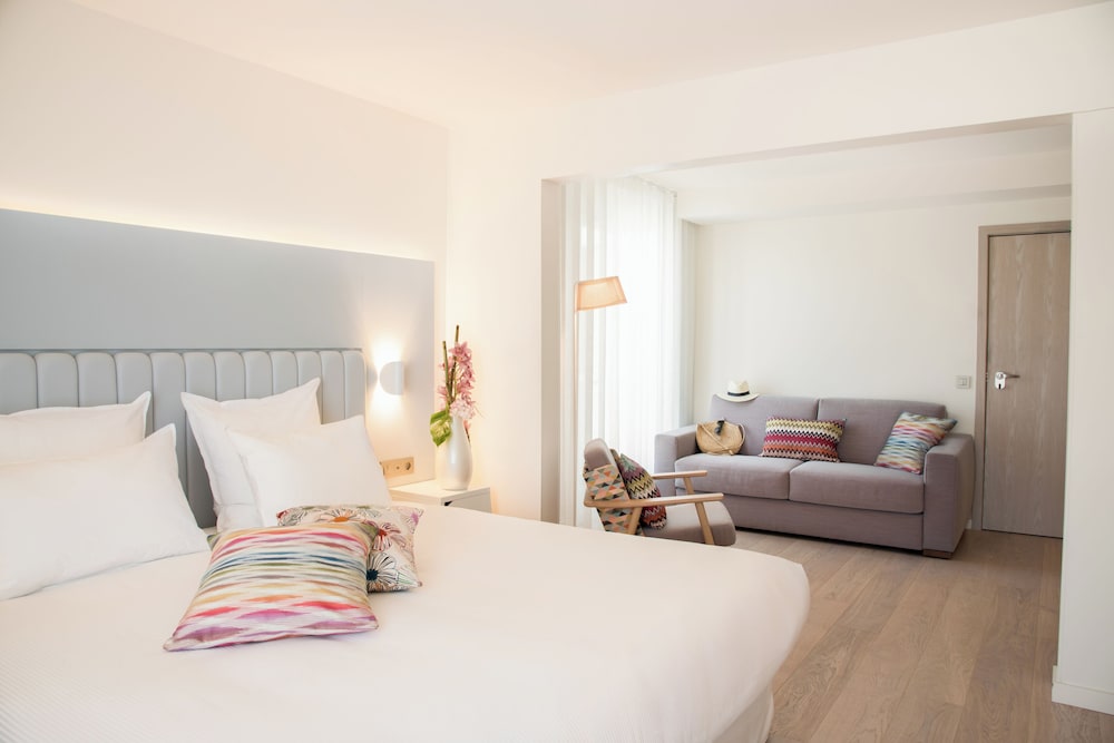 SUITE JUNIOR 1 cama king size o 2 camas individuales, 1 sofá cama doble del hotel Croisette Beach Cannes - Mgallery. Foto 2