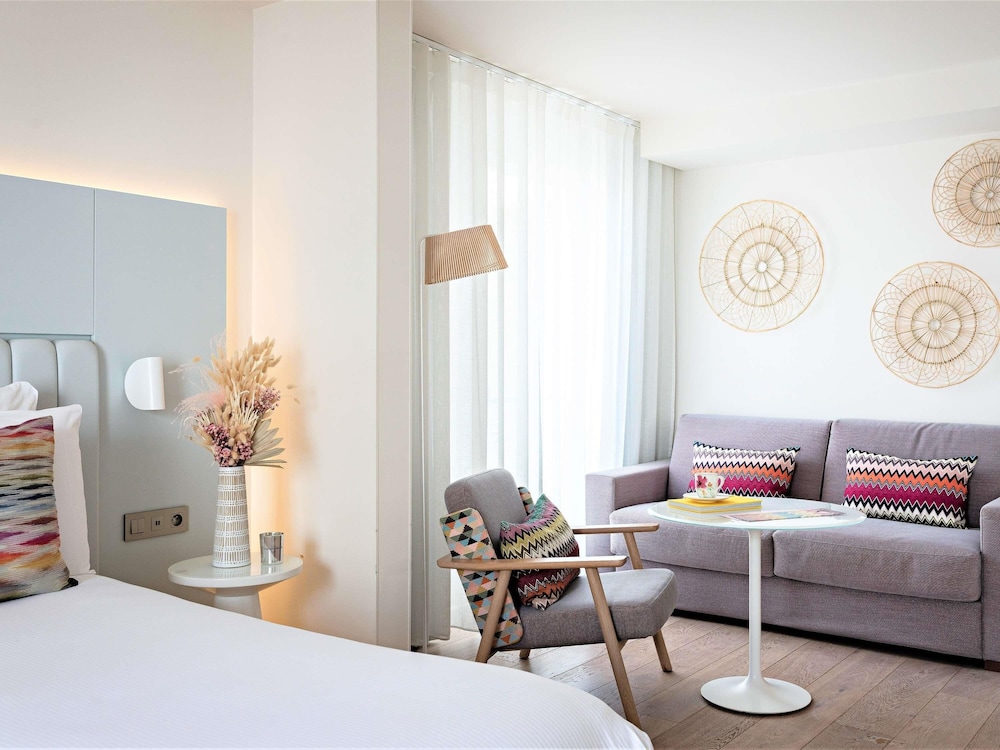 SUITE JUNIOR 1 cama king size o 2 camas individuales, 1 sofá cama doble del hotel Croisette Beach Cannes - Mgallery. Foto 3