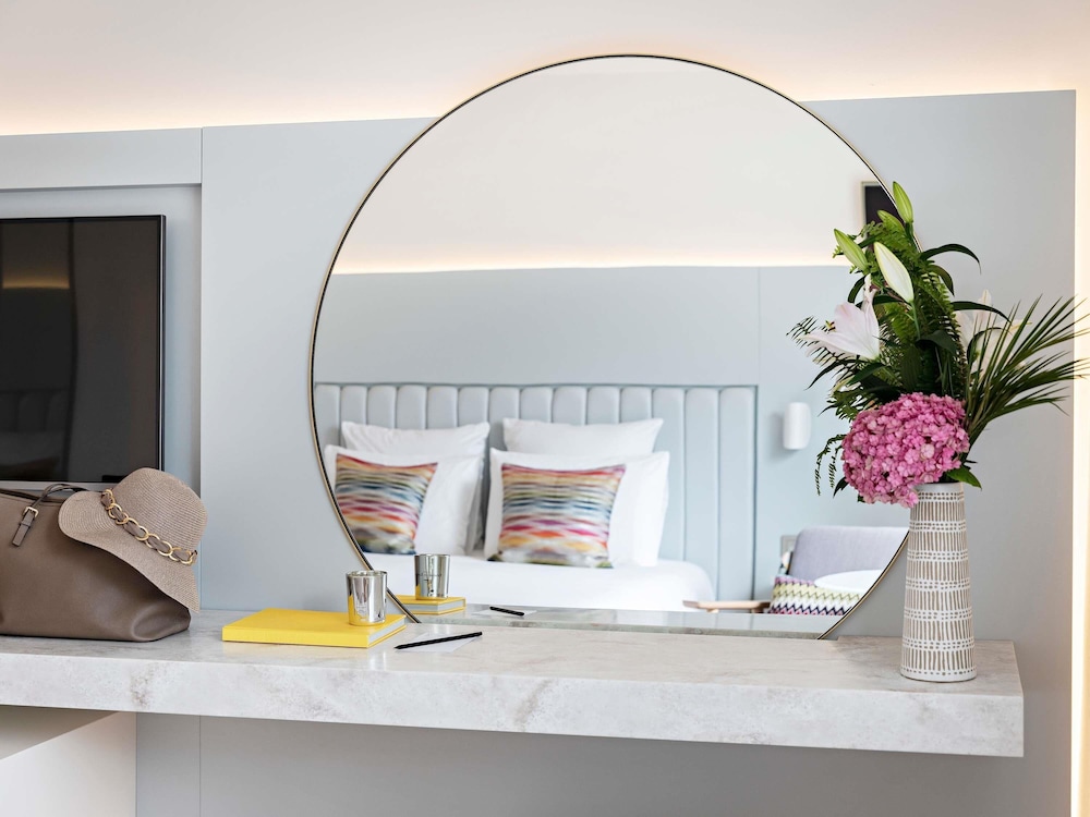 SUITE JUNIOR 1 cama king size o 2 camas individuales, 1 sofá cama doble del hotel Croisette Beach Cannes - Mgallery. Foto 6