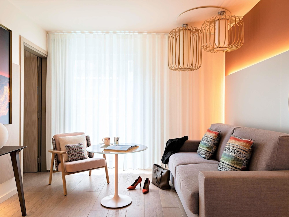 SUITE BOHEMIA 1 cama king size o 2 camas individuales, 1 sofá cama doble del hotel Croisette Beach Cannes - Mgallery. Foto 6