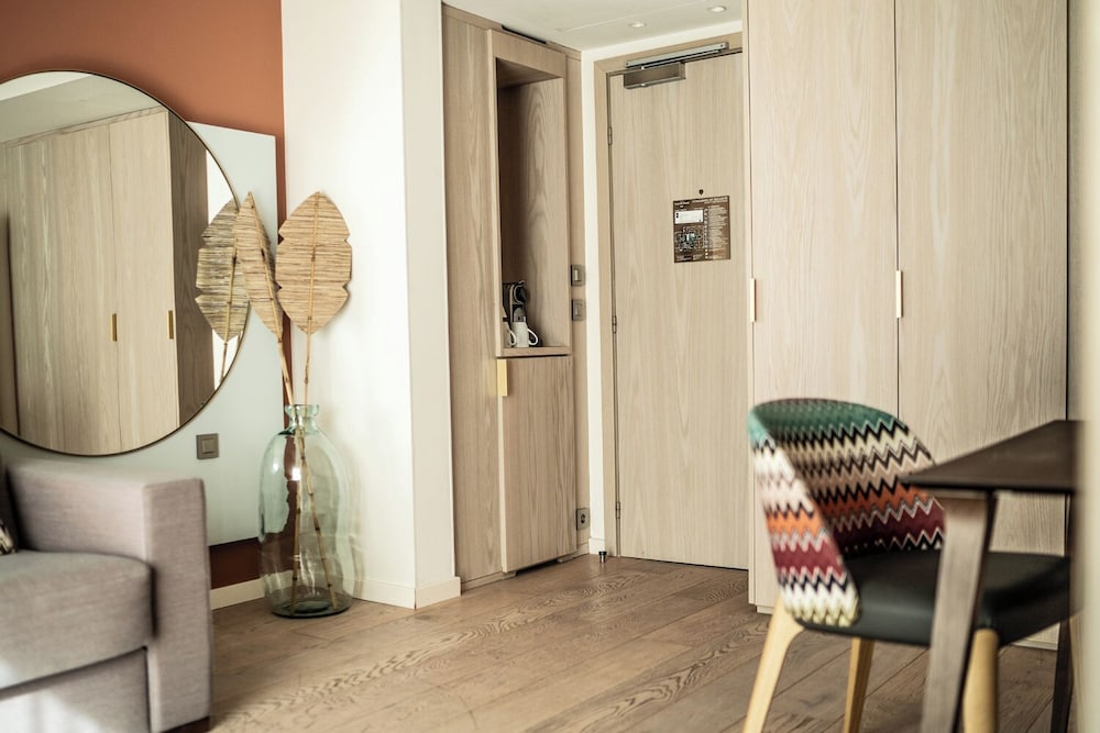 SUITE BOHEMIA 1 cama king size o 2 camas individuales, 1 sofá cama doble del hotel Croisette Beach Cannes - Mgallery. Foto 8