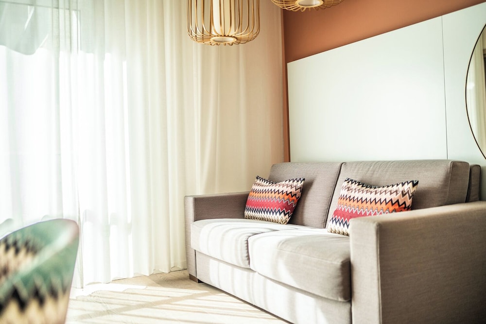 SUITE BOHEMIA 1 cama king size o 2 camas individuales, 1 sofá cama doble del hotel Croisette Beach Cannes - Mgallery. Foto 9
