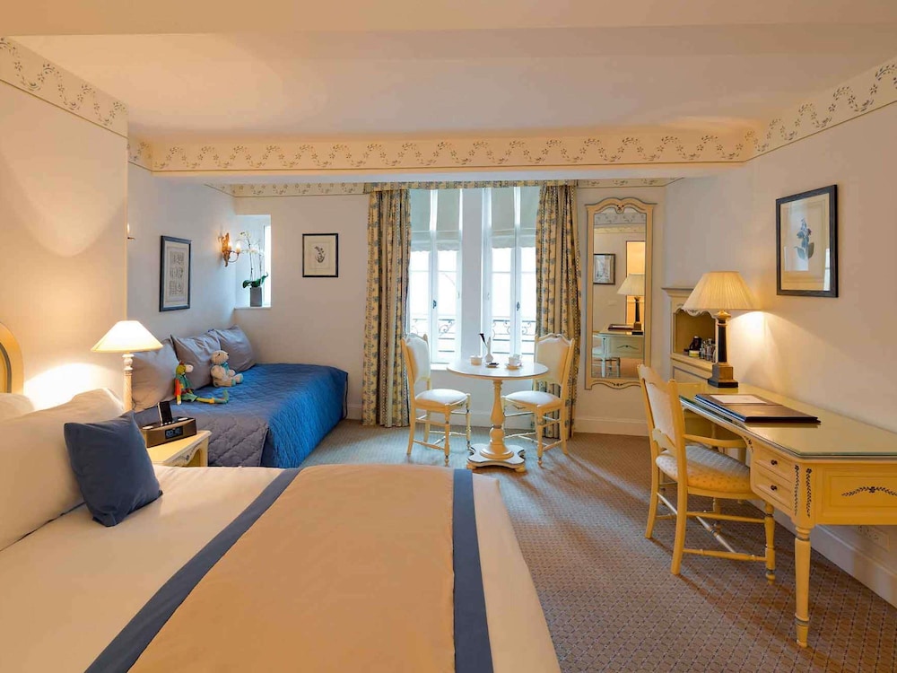 Habitación Familiar - una cama doble y dos camas individuales del hotel De La Cite Carcassonne - Mgallery Collection. Foto 9