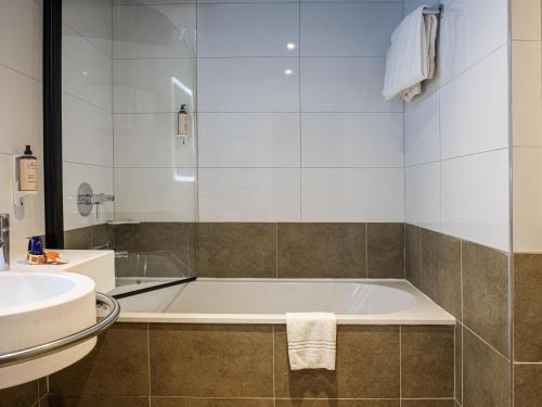 Habitación Doble Superior con 2 camas individuales y sofá cama del hotel Mercure Carcassonne La Cité. Foto 1