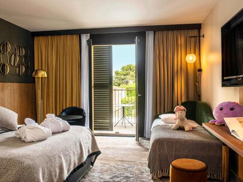 Habitación Doble Privilege con sofá del hotel Mercure Carcassonne La Cité. Foto 3