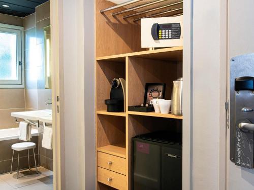 Habitación Doble Privilege con sofá del hotel Mercure Carcassonne La Cité. Foto 4