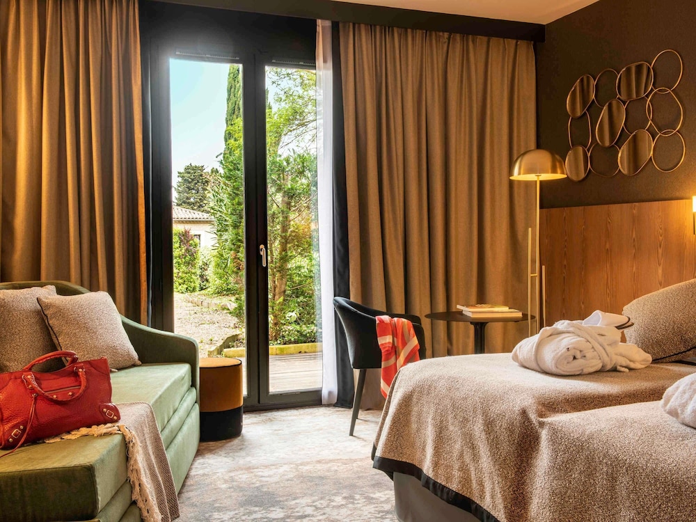 Habitación Privilege - dos camas individuales y una cama nido del hotel Mercure Carcassonne La Cité
