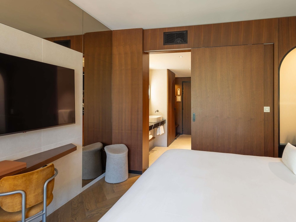 HABITACIÓN SUPERIOR SIGNATURE, 1 cama King size, Balcón del hotel L'esquisse and Spa Colmar - Mgallery. Foto 3
