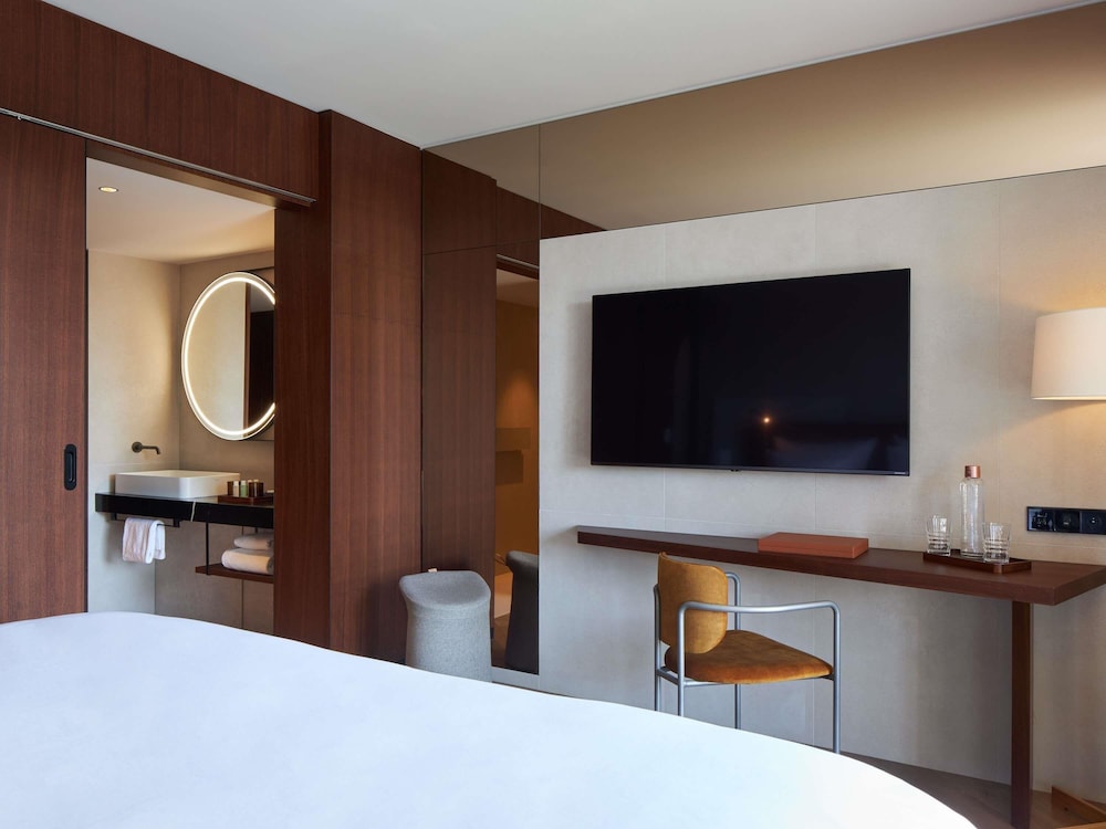 HABITACIÓN SUPERIOR SIGNATURE, 1 cama King size, Balcón del hotel L'esquisse and Spa Colmar - Mgallery. Foto 4