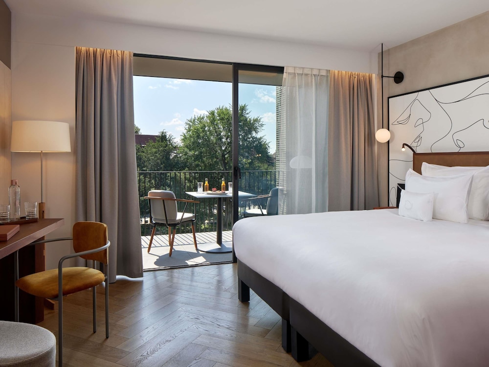 HABITACIÓN SUPERIOR SIGNATURE, 1 cama King size, Balcón del hotel L'esquisse and Spa Colmar - Mgallery. Foto 5