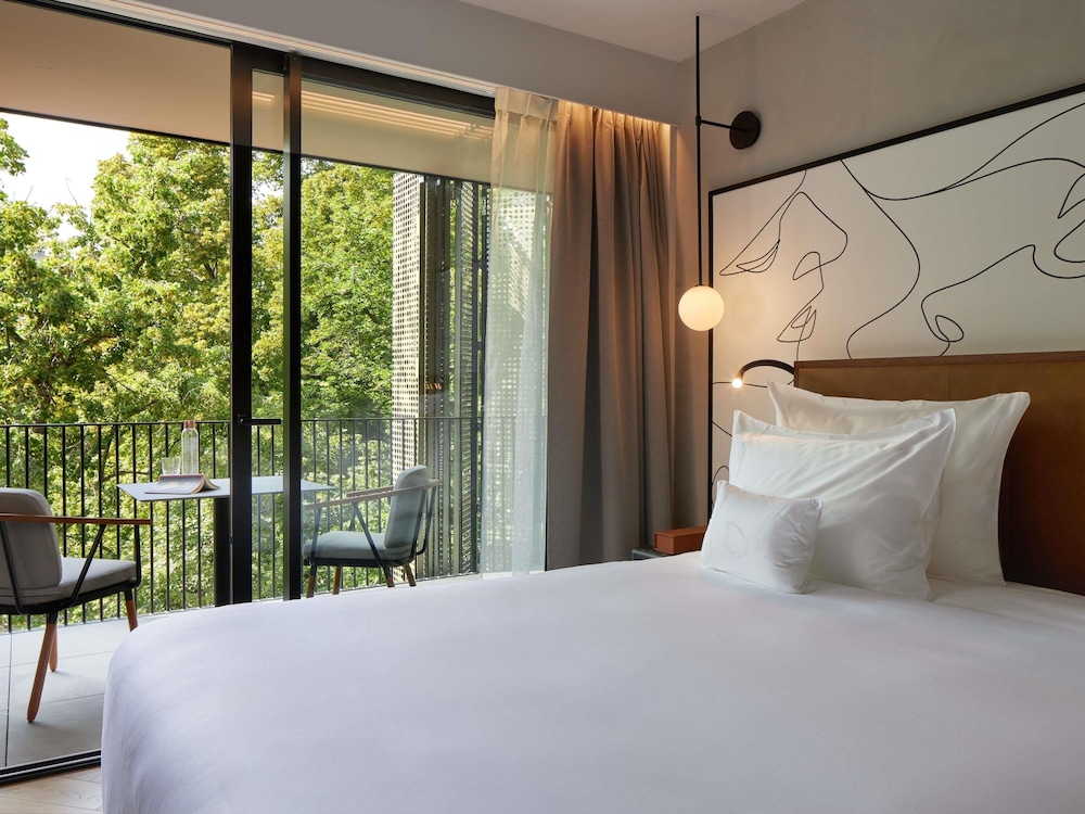 HABITACIÓN DELUXE CREACIÓN, 1 cama king - size, balcón del hotel L'esquisse and Spa Colmar - Mgallery. Foto 5