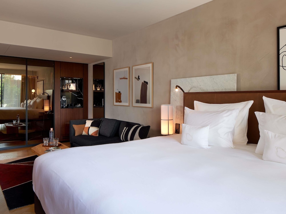 HABITACIÓN DELUXE CREACIÓN, 1 cama king - size, balcón del hotel L'esquisse and Spa Colmar - Mgallery. Foto 6