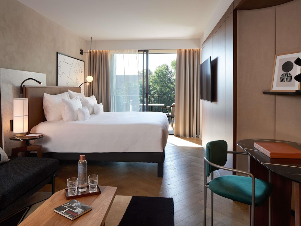 HABITACIÓN EJECUTIVA ESTUDIO DEL ARTISTA, 1 cama king - size, balcón del hotel L'esquisse and Spa Colmar - Mgallery. Foto 6