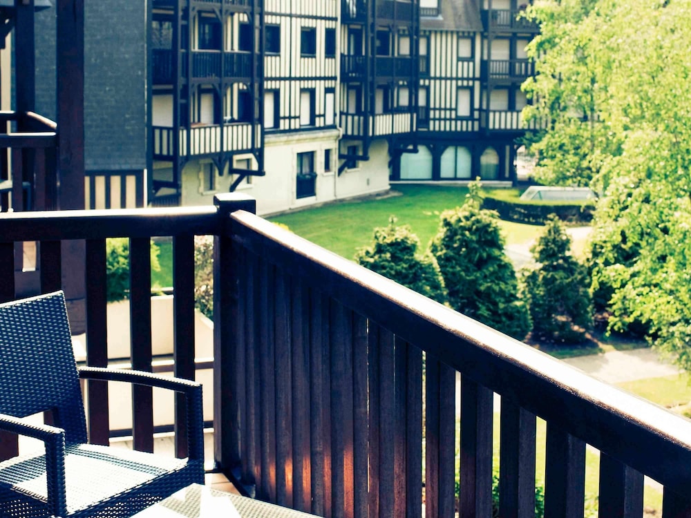 Habitación Privilege, balcón, vistas al parque - 1 cama doble del hotel Mercure Deauville Centre. Foto 1
