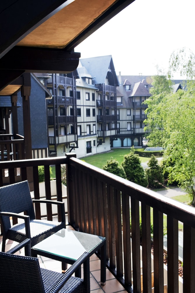 Habitación Privilege, balcón, vistas al parque - 1 cama doble del hotel Mercure Deauville Centre. Foto 11