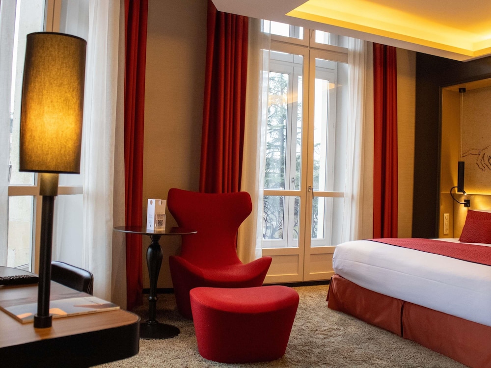HABITACIÓN PREMIUM CON VISTAS A LA PLAZA DARCY del hotel Grand La Cloche Dijon Mgallery