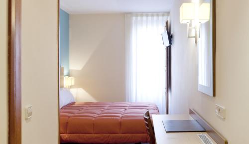 Habitación Doble - 1 o 2 camas del hotel El Mirador Puerta Del Sol. Foto 10