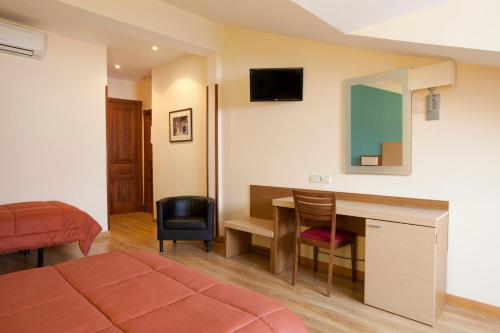 Habitación Doble con 3 camas supletorias del hotel El Mirador Puerta Del Sol. Foto 5