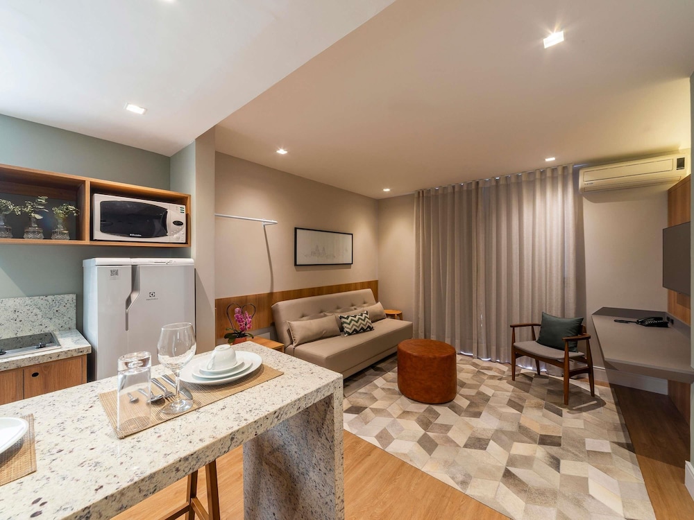 Suite Junior con 1 cama doble y balcón del hotel Manhattan Porto Alegre By Mercure