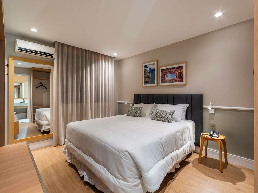 Suite Junior con 1 cama doble y balcón del hotel Manhattan Porto Alegre By Mercure. Foto 1
