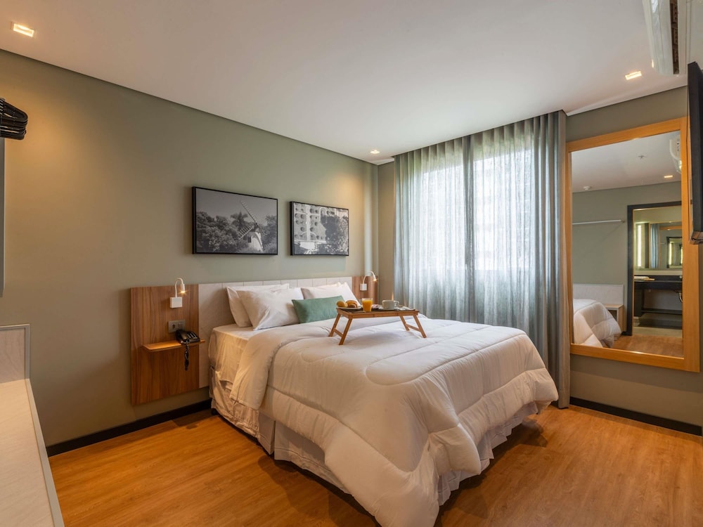 Suite Junior con 1 cama doble y balcón del hotel Manhattan Porto Alegre By Mercure. Foto 7