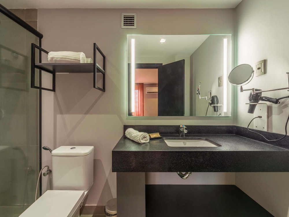 Suite Junior con 1 cama doble y balcón del hotel Manhattan Porto Alegre By Mercure. Foto 8