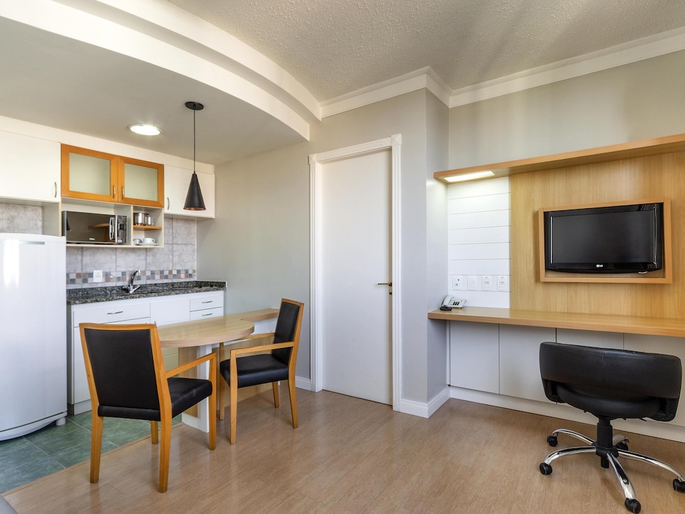 Apartamento Superior con 1 cama doble y sofá del hotel Manhattan Porto Alegre By Mercure. Foto 1