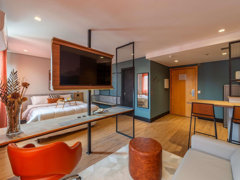 Habitación Deluxe con 1 cama queen size y sofá del hotel Manhattan Porto Alegre By Mercure