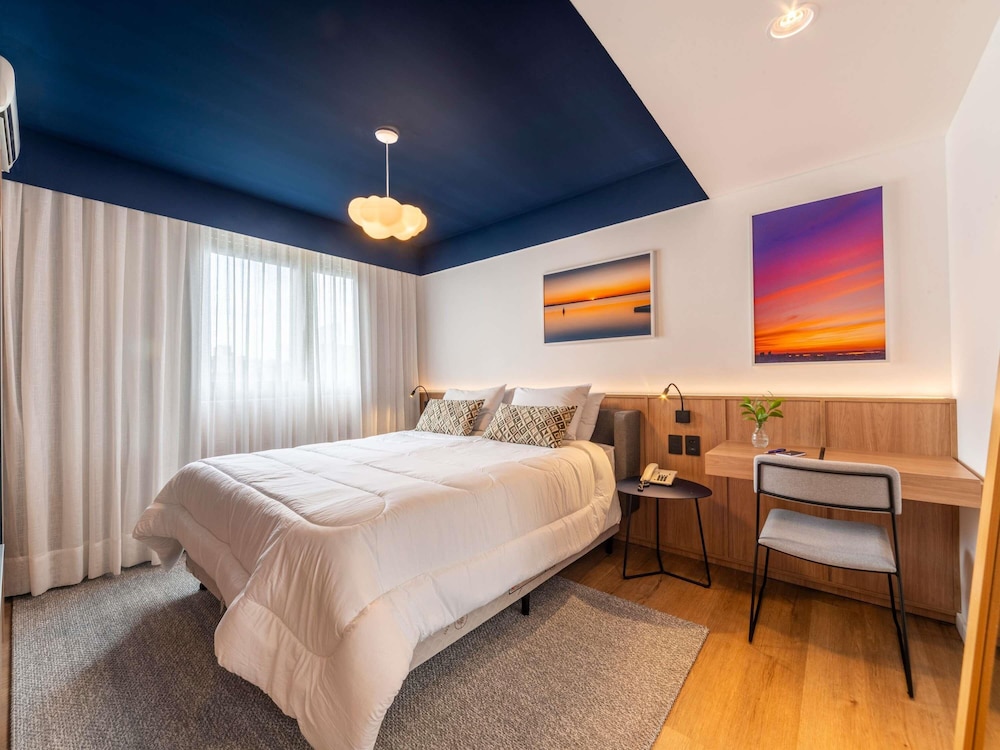 Habitación Executive con 1 cama queen size y sofá del hotel Manhattan Porto Alegre By Mercure. Foto 4