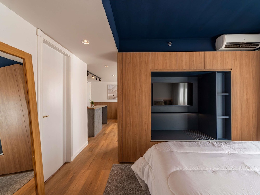Habitación Executive con 1 cama queen size y sofá del hotel Manhattan Porto Alegre By Mercure. Foto 6
