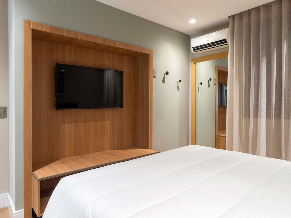 Habitación Executive con 1 cama queen size y sofá del hotel Manhattan Porto Alegre By Mercure. Foto 9