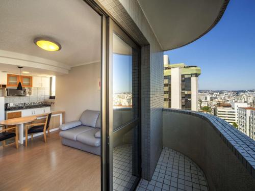 Apartamento Balcón o Terraza Superior 1 habitación 1 Cama doble del hotel Manhattan Porto Alegre By Mercure. Foto 1
