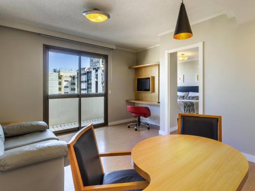 Apartamento Balcón o Terraza Superior 1 habitación 1 Cama doble del hotel Manhattan Porto Alegre By Mercure. Foto 2