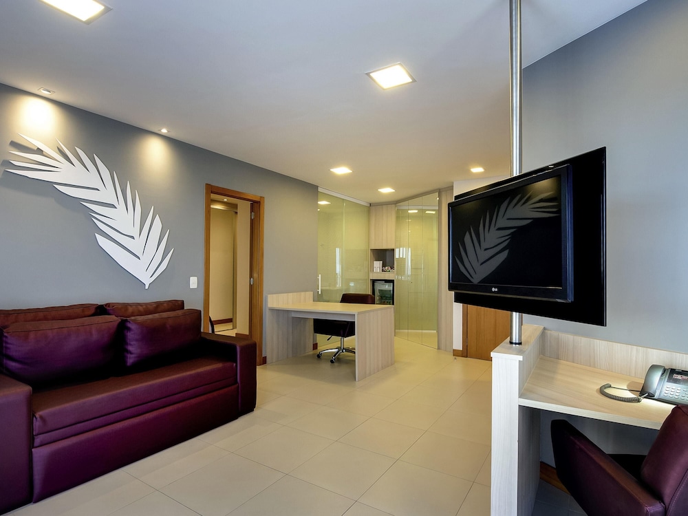 Suite Junior con cama doble y camas gemelas del hotel Mercure Salvador Boulevard