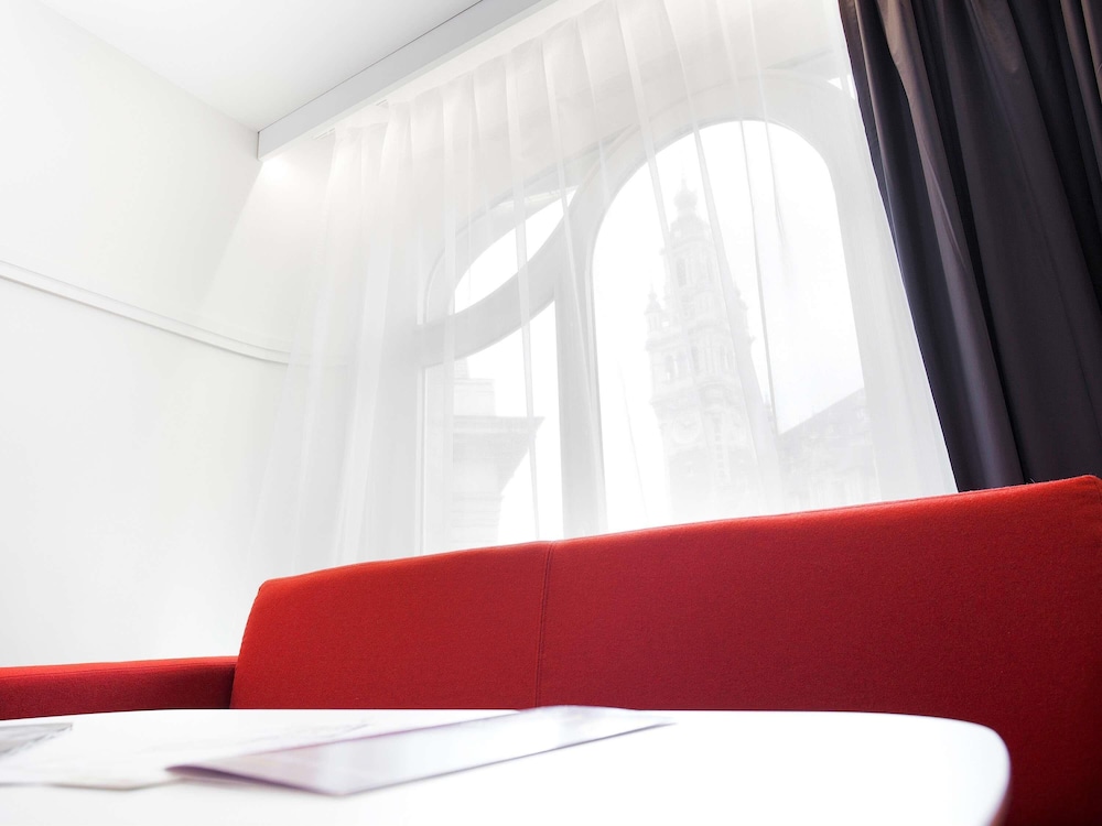 Suite Junior con una cama doble y un sofá cama individual del hotel Mercure Lille Centre Grand Place. Foto 5