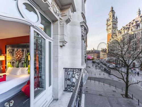 Suite con una cama doble y un sofá cama individual del hotel Mercure Lille Centre Grand Place