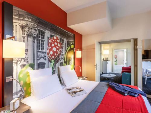 Suite con una cama doble y un sofá cama individual del hotel Mercure Lille Centre Grand Place. Foto 6