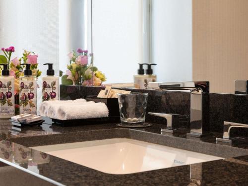 Suite Junior Doble con vistas a la ciudad del hotel Le Royal Lyon - Mgallery. Foto 3