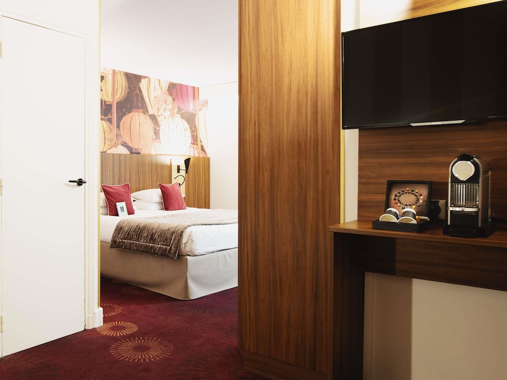 Habitación Privilege familiar con 1 cama doble y sofá cama del hotel Mercure Lyon Centre Plaza République. Foto 3