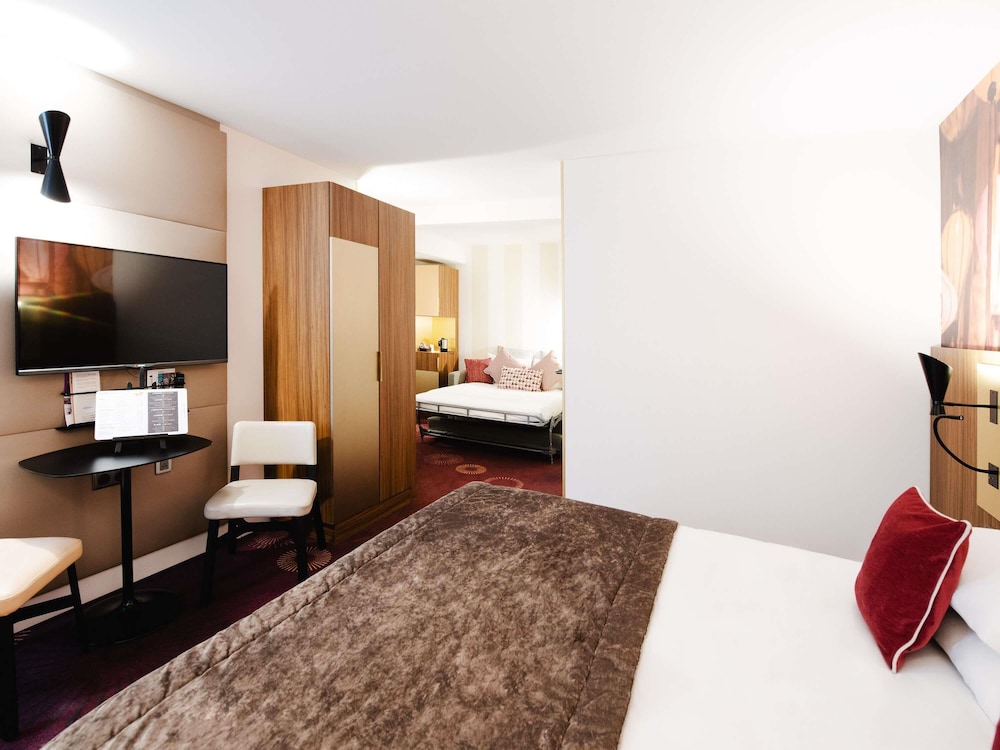 Habitación Privilege familiar con 1 cama doble y sofá cama del hotel Mercure Lyon Centre Plaza République. Foto 4