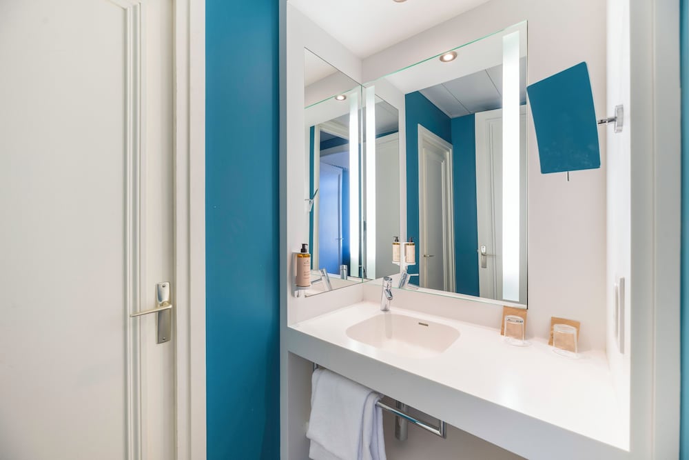Habitación de categoría superior con una cama doble del hotel Mercure Lyon Centre Château Perrache. Foto 3